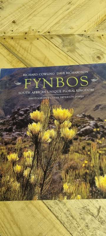 Fynbos. South Africa`s unique floral kingdom. Richard Cowling, Dave Richardson.