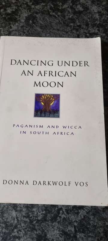 Dancing under and African Moon. Paganism and Wicca in South Africa. Donna Darkwolf Vos.