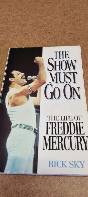 The show must go on. The life of Freddie Mercury. Rick Sky.