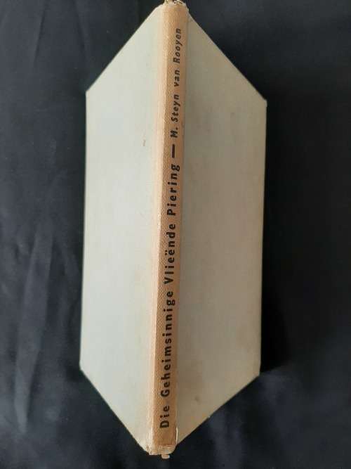 Die Geheimsinnige Vlieënde Piering by M. Steyn van Rooyen