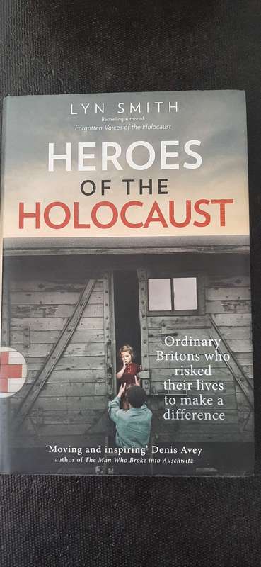 Heroes of the Holocaust by Lyn Smith