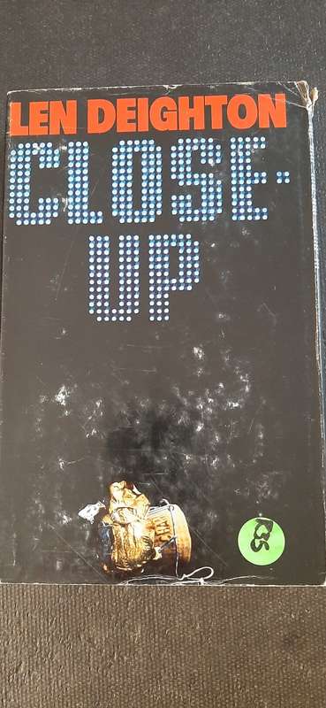 Close-up by Len Deighton