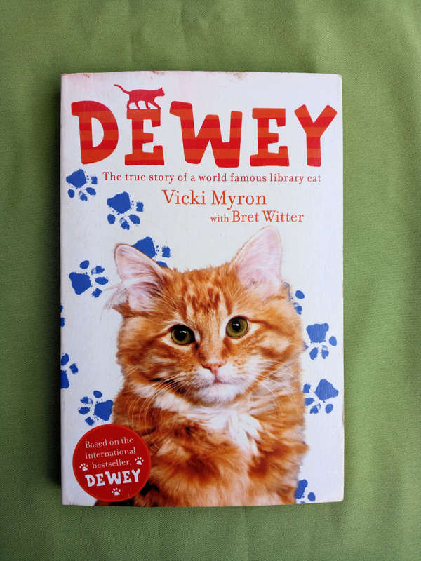 Dewey - the true story of a world famous library cat by Vicki Myron with Bret Witter