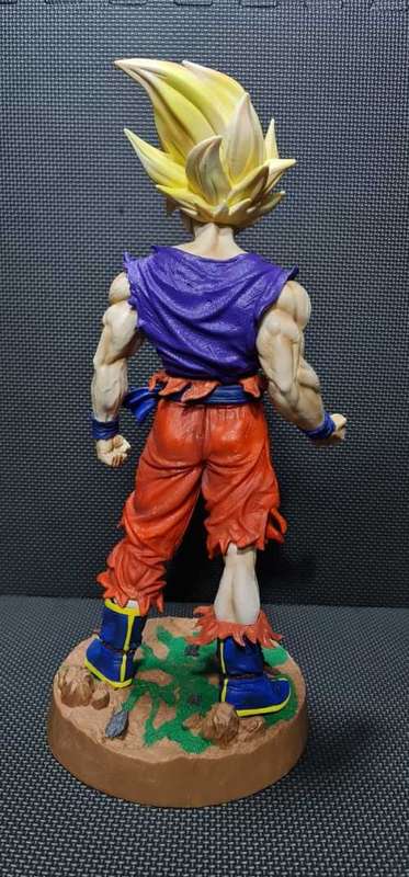 DRAGON BALL Z GOKU LARGE FIGURE