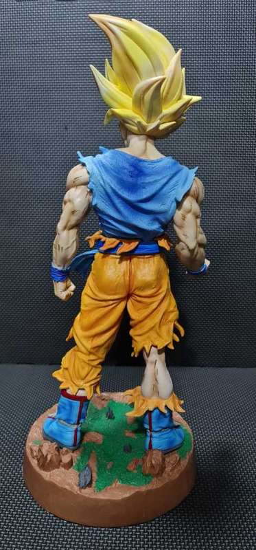 DRAGON BALL Z GOKU LARGE FIGURE