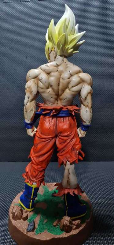 DRAGON BALL Z GOKU LARGE FIGURE