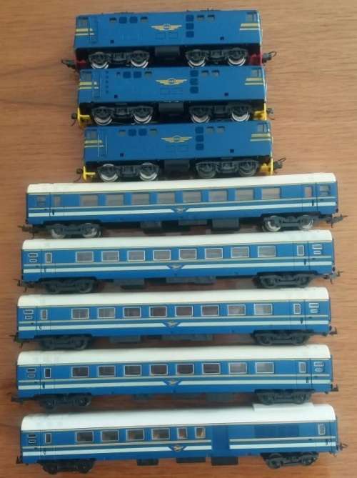 1 x LIMA BLUE TRAIN SET. 2 x ELECTRIC LOCO'S 1 x DUMMY LOCO 4 x COACHES 1 X BAGGAGE COACH