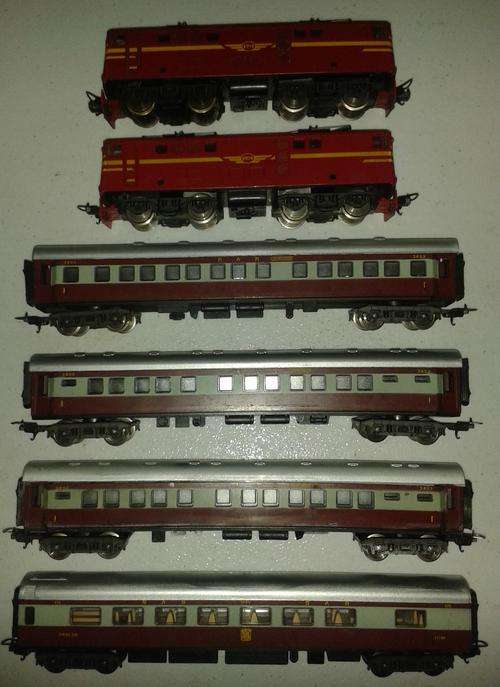 1 x LIMA TRANS KAROO SET. 1 x ELECTRIC LOCO 1 x DUMMY LOCO 4 x COACHES