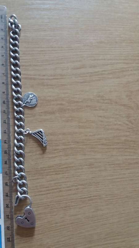Stunning Vintage Solid Sterling Silver Charm Bracelet   -  weight 46 grams - Immaculate Condition