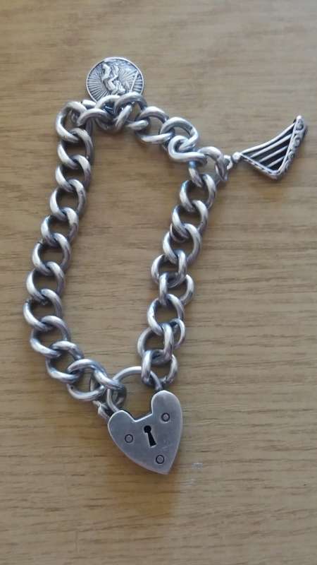 Stunning Vintage Solid Sterling Silver Charm Bracelet   -  weight 46 grams - Immaculate Condition