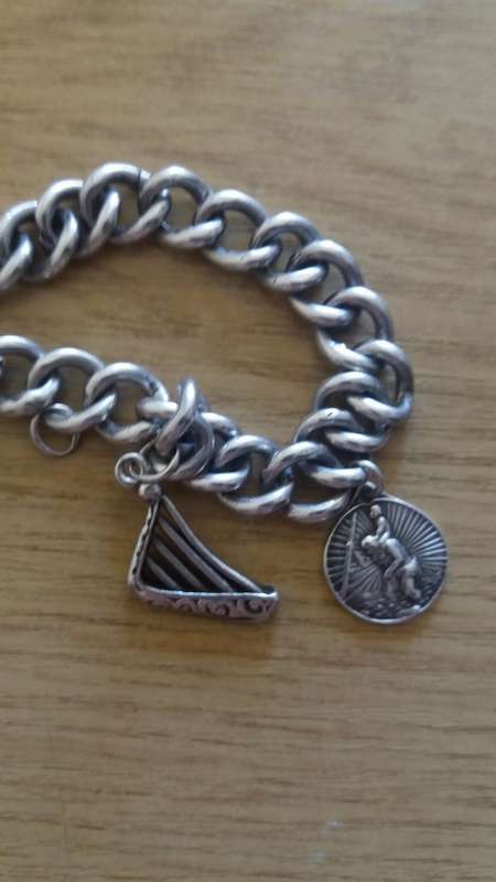 Stunning Vintage Solid Sterling Silver Charm Bracelet   -  weight 46 grams - Immaculate Condition