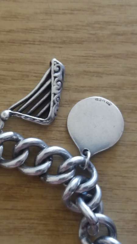 Stunning Vintage Solid Sterling Silver Charm Bracelet   -  weight 46 grams - Immaculate Condition