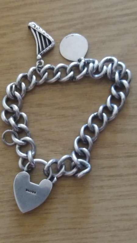 Stunning Vintage Solid Sterling Silver Charm Bracelet   -  weight 46 grams - Immaculate Condition