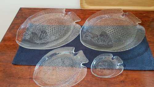 Glass Fish Design serving set. Arcoroc clear pressed glass art fish plates.