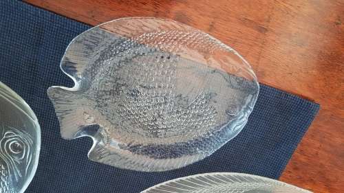 Glass Fish Design serving set. Arcoroc clear pressed glass art fish plates.