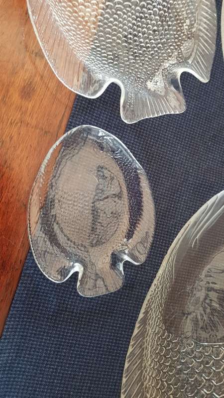 Glass Fish Design serving set. Arcoroc clear pressed glass art fish plates.