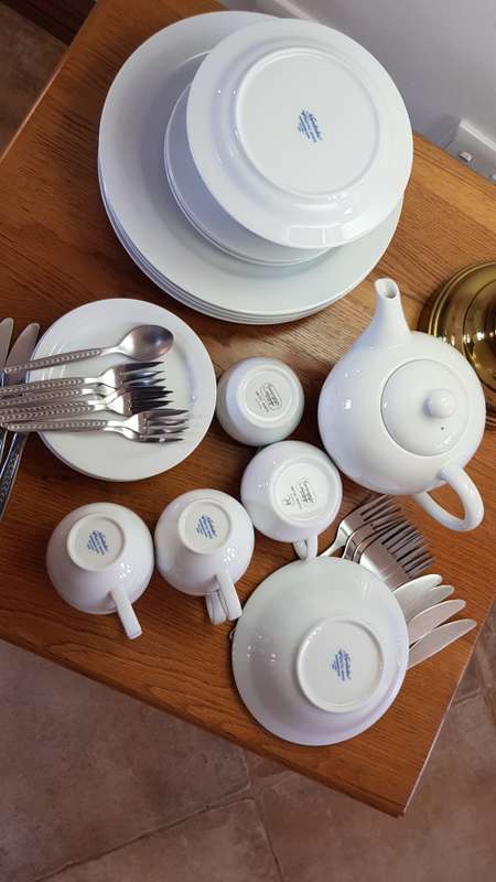 Dinnerware set: Noritake Arctic White Sri Lank 4000.  Crockery  24 piece