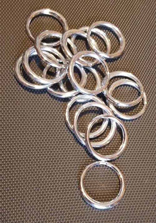 Vintage Solid Stainless Steel Curtain Rings.     16x rings    Diameter 4cm.  Weight of lot: 400 gram