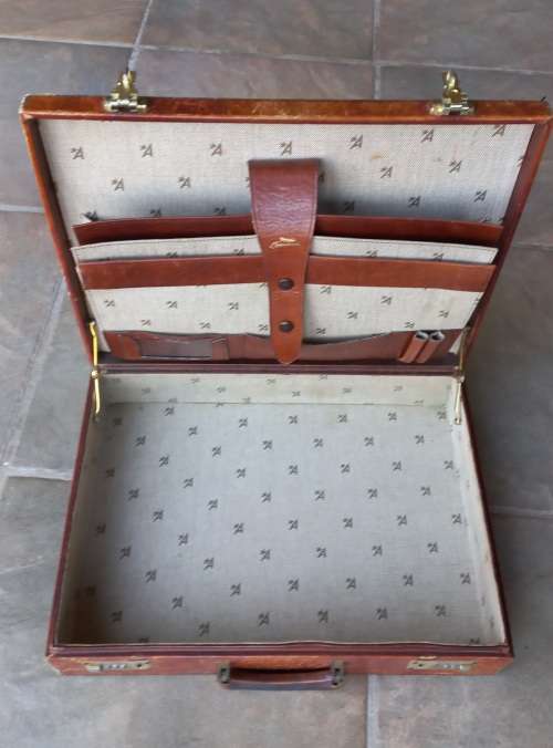 Leather briefcase, Brand: Assima.