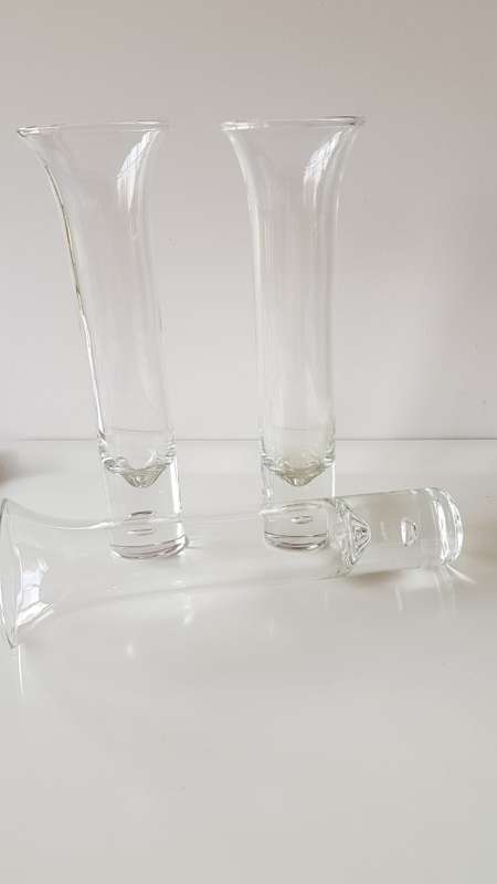 Glass Flower vases. Set of 3x Thick bottomed Dinner Table vases. Thick bottom