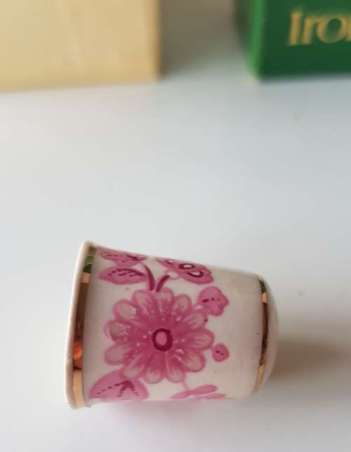 A Vintage Masons Ironstone collectors thimble in original presentation box.