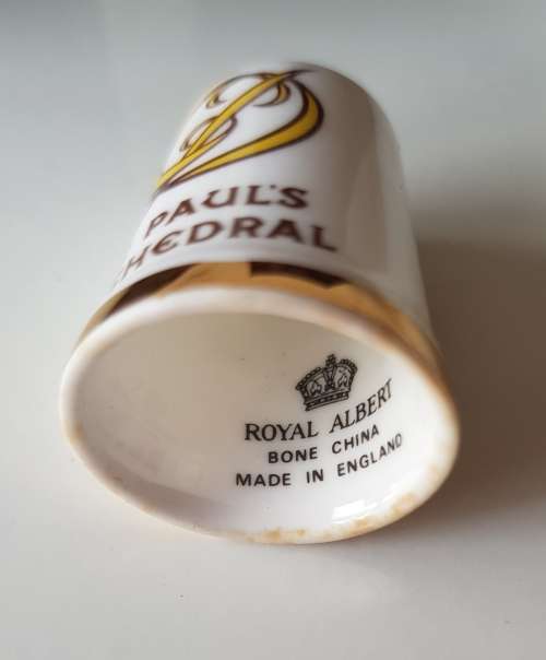 A Royal Albert collectors thimble in original presentation box. St Pauls Cathedral 1981 July 29th