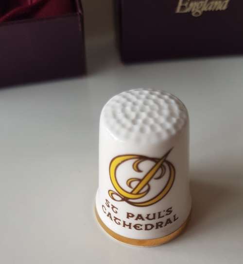 A Royal Albert collectors thimble in original presentation box. St Pauls Cathedral 1981 July 29th