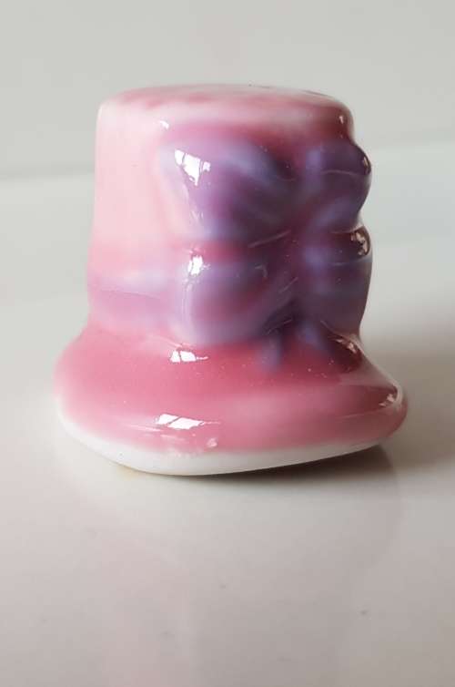A Vintage collectors thimble. A porcelain Thimble shaped as a top hat