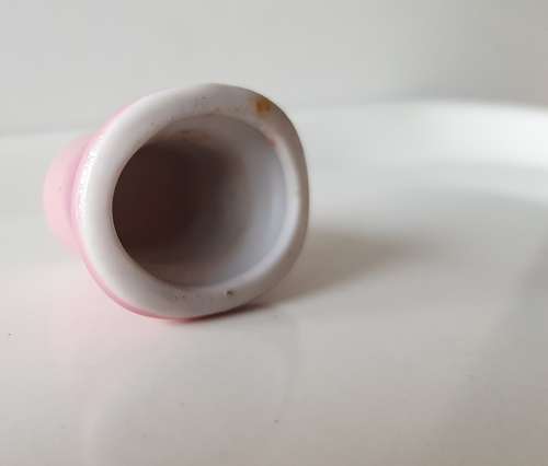 A Vintage collectors thimble. A porcelain Thimble shaped as a top hat