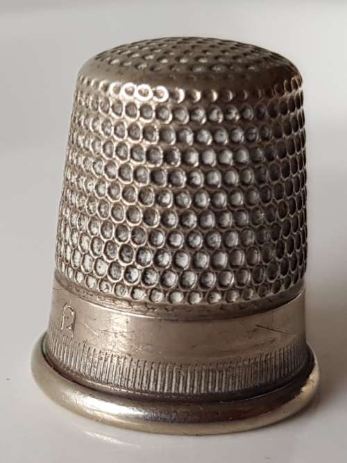 A Vintage collectors silver metal thimble. Thimble has small stamp 2 (size).
