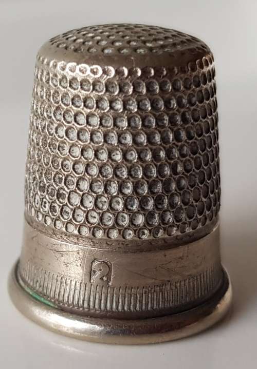 A Vintage collectors silver metal thimble. Thimble has small stamp 2 (size).