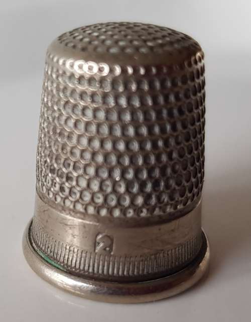 A Vintage collectors silver metal thimble. Thimble has small stamp 2 (size).