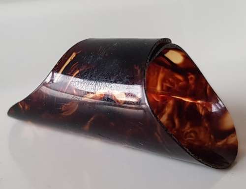 A Vintage collectors Perspex plastic thimble. Thimble is brown coloured plastic & expandable rinG