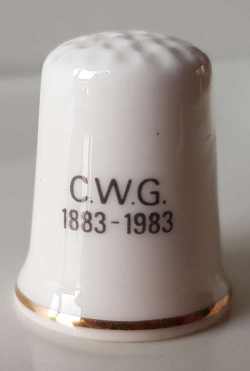 A Vintage collectors thimble. Thimble has painted roses in front