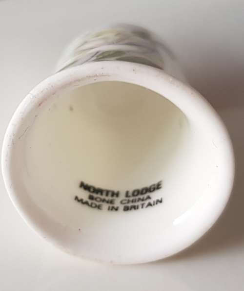 A Vintage collectors thimble. Thimble has painted roses in front
