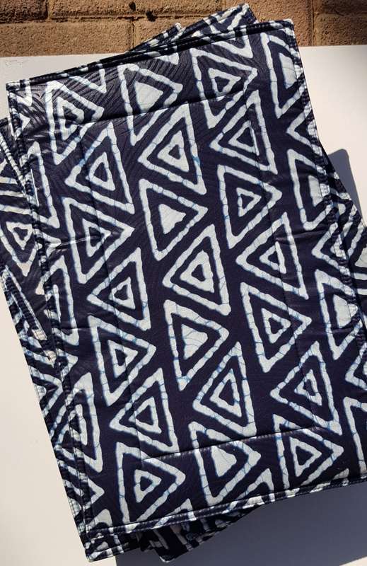 Place mats: Set of 6x double stitched place mats in blue and black with batting.
