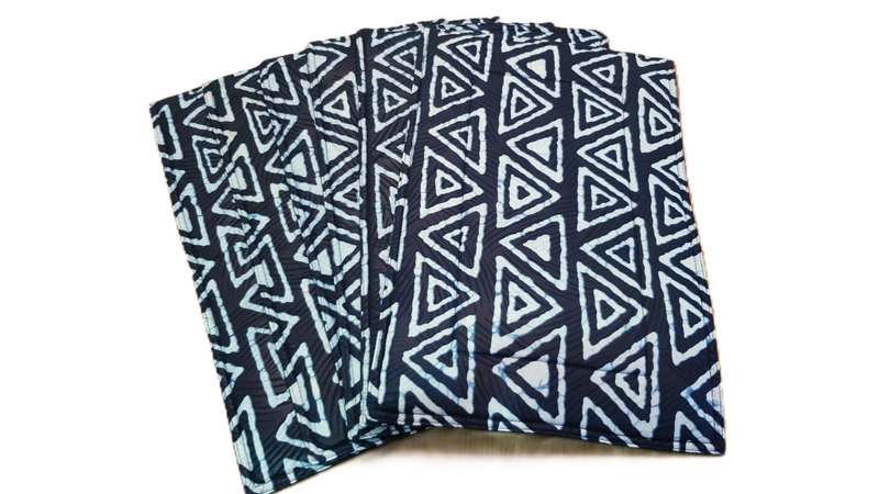 Place mats: Set of 6x double stitched place mats in blue and black with batting.