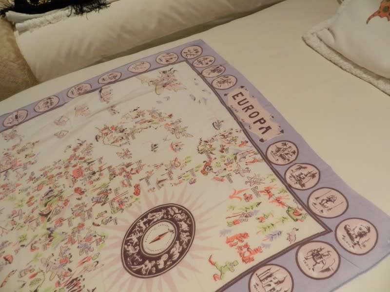 Vintage collectable Ladies scarf.   Souvenir Europa and around the world.