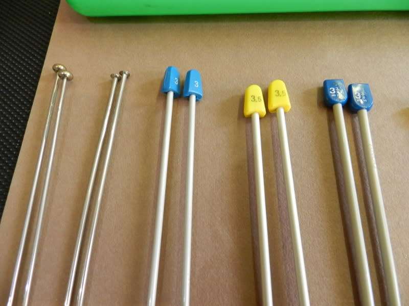 Vintage collection of knitting needles in holder. 12x Pairs of metal and aluminium (aero) knitting