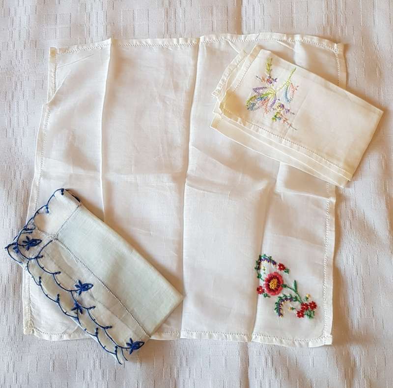 Vintage collectable unused Ladies white cotton embroidered white hankies. Set of 3x,