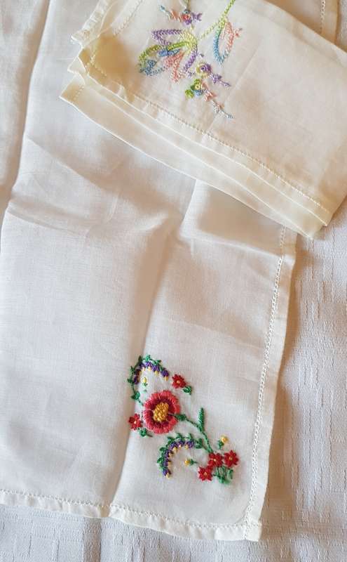 Vintage collectable unused Ladies white cotton embroidered white hankies. Set of 3x,