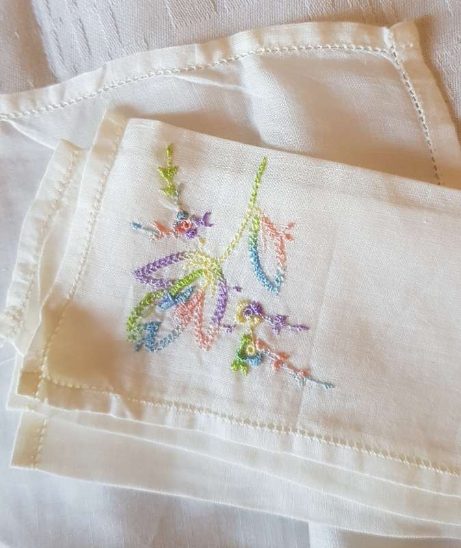 Vintage collectable unused Ladies white cotton embroidered white hankies. Set of 3x,