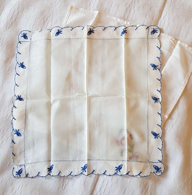 Vintage collectable unused Ladies white cotton embroidered white hankies. Set of 3x,