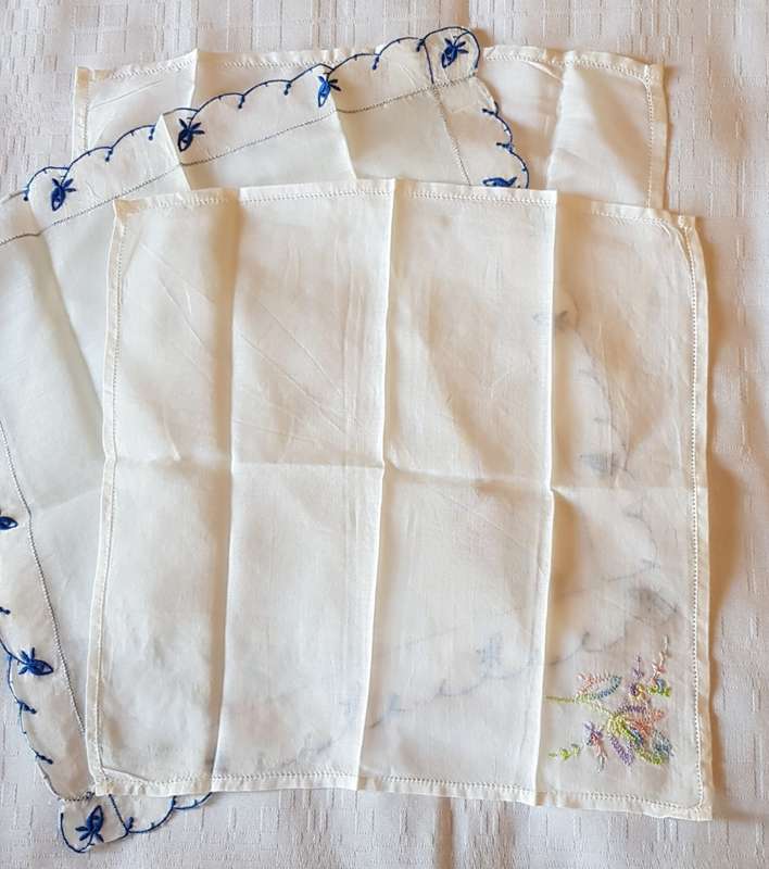 Vintage collectable unused Ladies white cotton embroidered white hankies. Set of 3x,