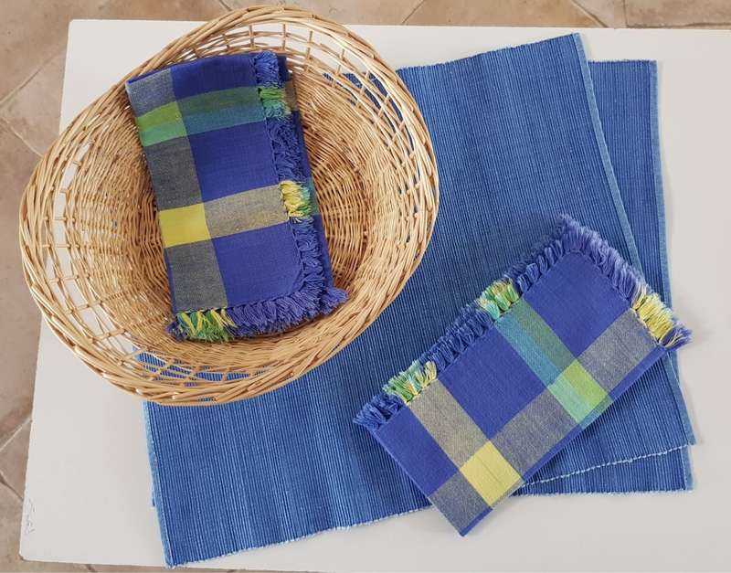 Breakfast table set. 2x Blue place mats (size 41,5x35cm), with bread basket and two cloths