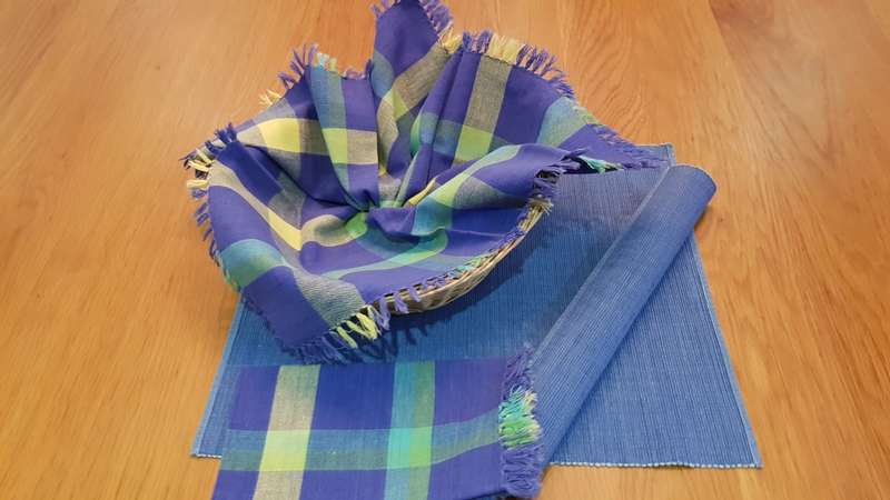 Breakfast table set. 2x Blue place mats (size 41,5x35cm), with bread basket and two cloths
