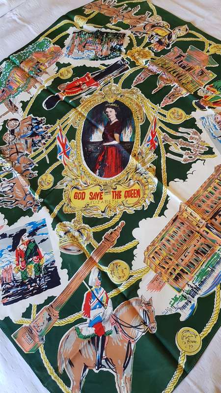 Vintage collectable Ladies scarf.   Souvenir England  Queen Elizabeth
