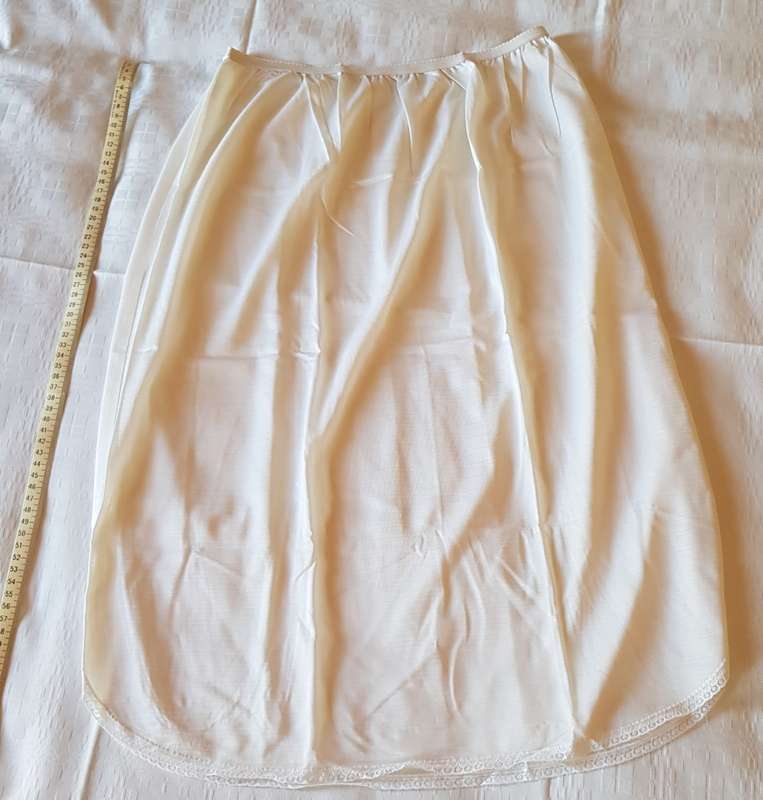 Petticoat Half Slip - White with 2x side slits and narrow laced edge. Length: 67cm Waist: 32cm (unst
