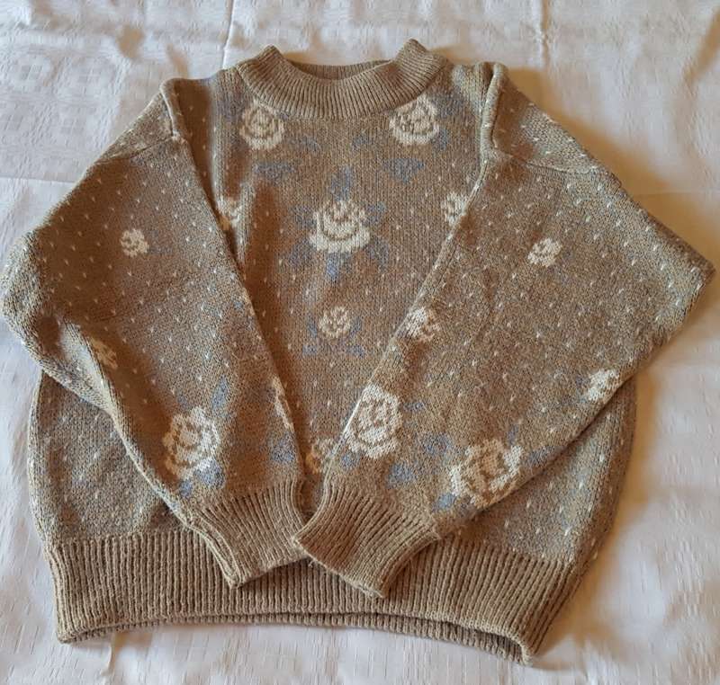 Ladies Grey/Beige patterned Jersey  white flowers with blue line design. Round neck, machine knitte
