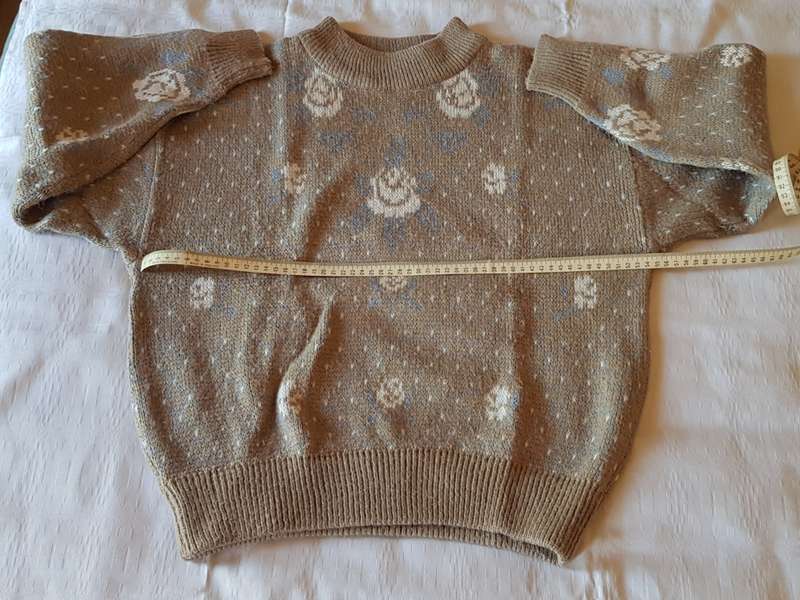 Ladies Grey/Beige patterned Jersey  white flowers with blue line design. Round neck, machine knitte
